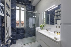Sèche-cheveux, bidet, serviettes fournies, shampoing
