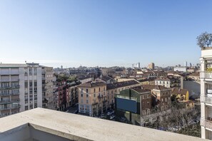Paesaggio urbano con diversi edifici, tra cui condomini e uffici.