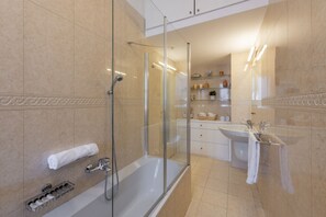 Bruser, hårtørrer, bidet, håndklæder