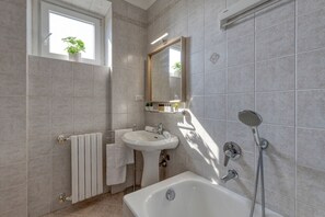 Hårføner, bidé, håndklær og sjampo