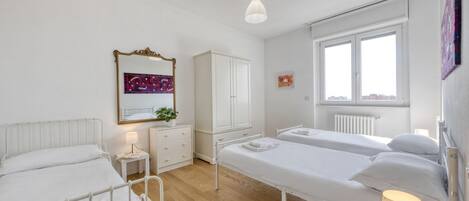 2 Schlafzimmer, BĂŒgeleisen/BĂŒgelbrett, WLAN, BettwĂ€sche