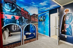 9 slaapkamers, een bureau, een strijkplank/strijkijzer, reisbedje