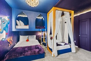 9 Schlafzimmer, Schreibtisch, Bügeleisen/Bügelbrett, Reisekinderbett