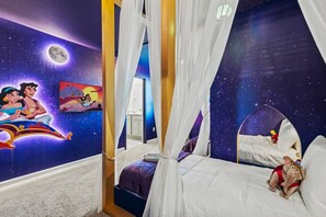 9 quartos, escrivaninha, ferros/t ábuas de passar roupa, berço de viagem