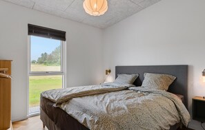 4 bedrooms, travel crib, free WiFi