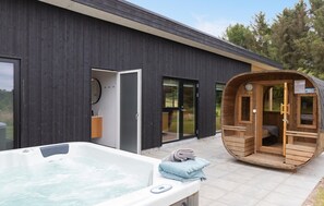 Outdoor spa tub - Lovely home in Spøttrup with sauna (Spøttrup)