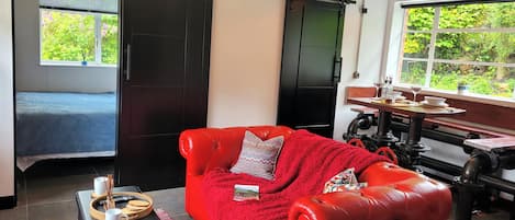 1 habitación, tabla de planchar con plancha, wifi gratis y ropa de cama