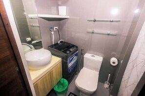 Asciugacapelli, asciugamani, sapone, carta igienica