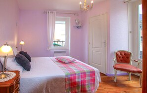 2 bedrooms, iron/ironing board, travel crib, free WiFi