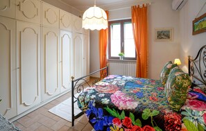 1 bedroom, travel cot, free WiFi, bed sheets