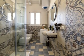 Shower, hair dryer, bidet, towels - Casa Agave. Apartment a few steps from the historic center. (Olbia)