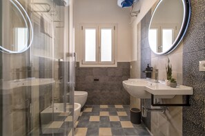 Douche, séchoir à cheveux, bidet, serviettes fournies