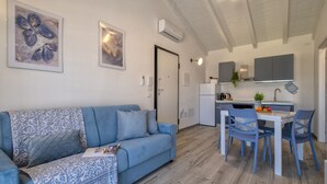 Ein modernes Wohnzimmer mit einer Couch und einem Essbereich mit Stühlen und einem Tisch.