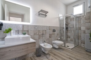 Ducha, secador de pelo, bidet, toallas