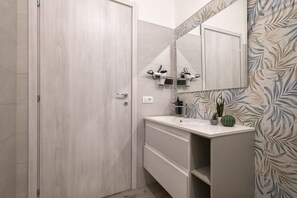 Bruser, hårtørrer, bidet, håndklæder