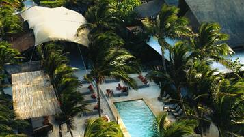 Una piscina al aire libre