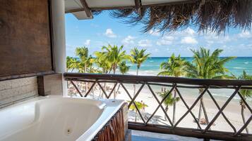 Deluxe King Ocean View with Jacuzzi | Balcón