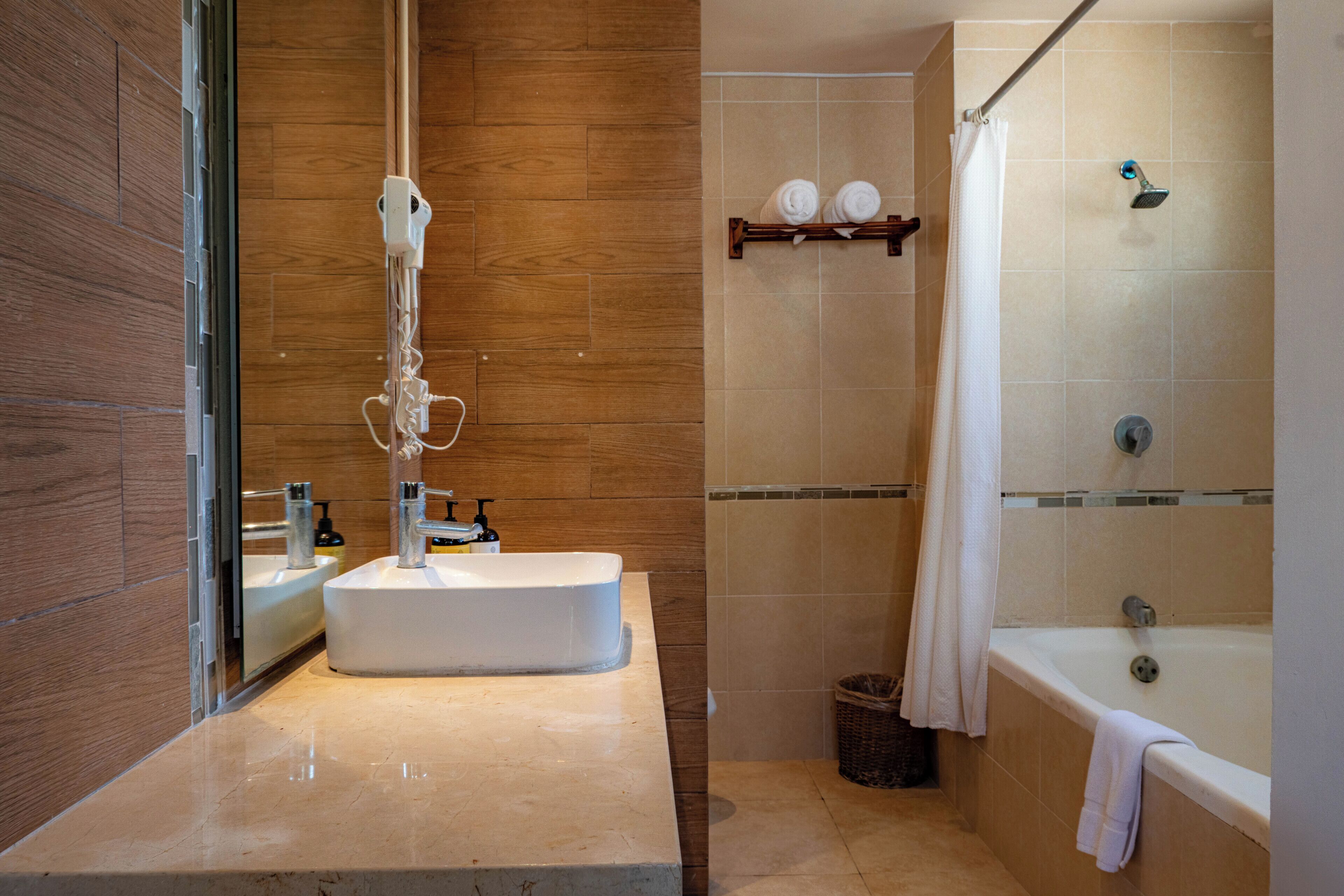Un baño moderno con una bañera grande, una zona de ducha separada y un lavabo con tocador.