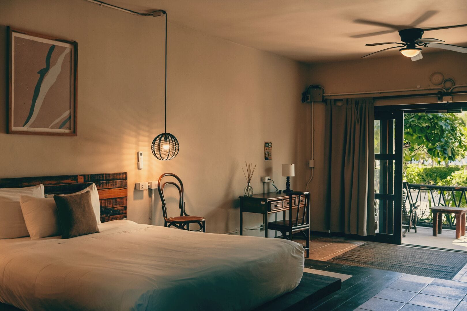 WiFi (無料)、ベッドシーツ