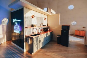 Réfrigérateur, micro-ondes, plaque de cuisson, cafetière/bouilloire