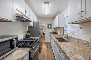 Mikrobølgeovn, ovn, kokeplater og oppvaskmaskin