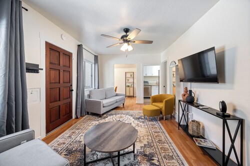 Jacuzzi Delight - Luxe 2BD/2BA Walk to UC Davis Medical Center