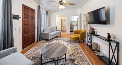 Jacuzzi Delight - Luxe 2BD/2BA Walk to UC Davis Medical Center