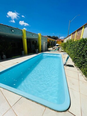 야외 수영장, 09:00 ~ 20:00 오픈, 수영장 파라솔, 일광욕 의자