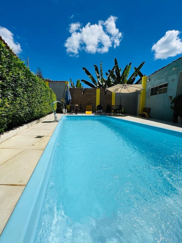 야외 수영장, 09:00 ~ 20:00 오픈, 수영장 파라솔, 일광욕 의자