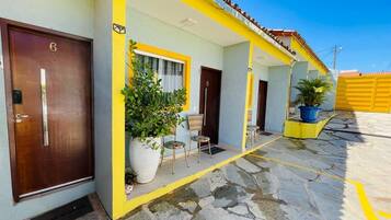 Quarto casal conforto, 1 cama Queen, para não fumantes, banheiro privativo | Terraço/pátio