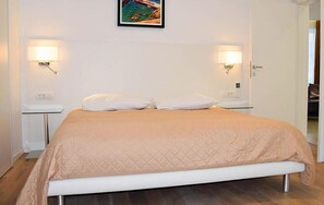 2 bedrooms, in-room safe, travel cot, free WiFi
