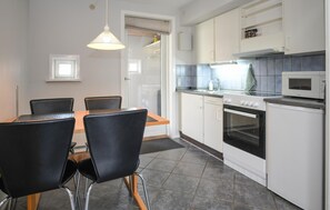 Kjøleskap, mikrobølgeovn, kokeplater og kaffetrakter/tekoker