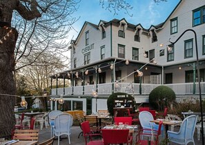 Outdoor dining - AIA AWARD WINNING COUNTRY ESTATE IN TRANQUIL SHELTER ISLAND (Shelter Island)