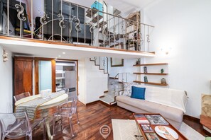 TV, fireplace - Dimora Mabi Sanna (Cagliari)