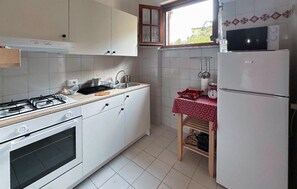 Réfrigérateur, four à micro-ondes, surface de cuisson, cafetière-théière