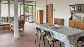 Comedor con una mesa dispuesta para cuatro personas, rodeada de sillas.