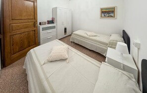 2 chambres, fer et planche à repasser, lit de bébé portatif