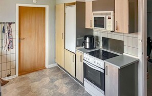 Fridge, stovetop, dishwasher, coffee/tea maker - 4 bedroom pet friendly home in Thyholm (Thyholm)