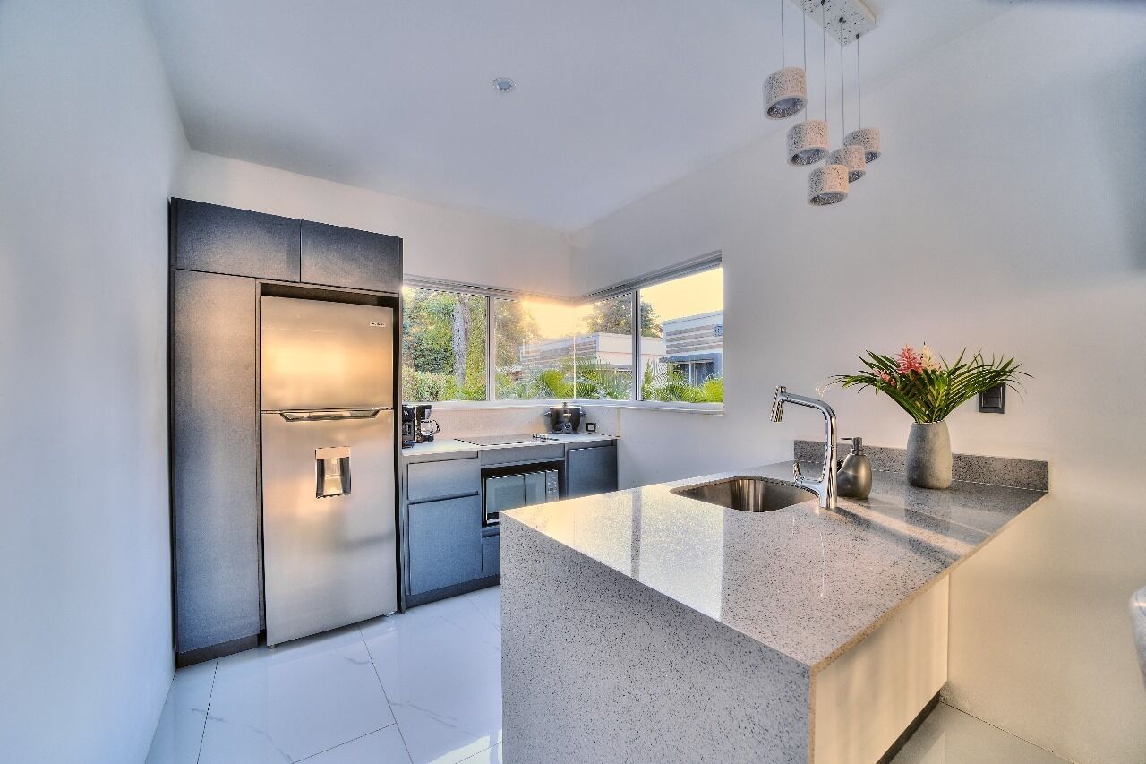 Villa Confort, vistas a la piscina | Cocina privada | Frigorífico, microondas, máquina de café espresso y cafetera o tetera