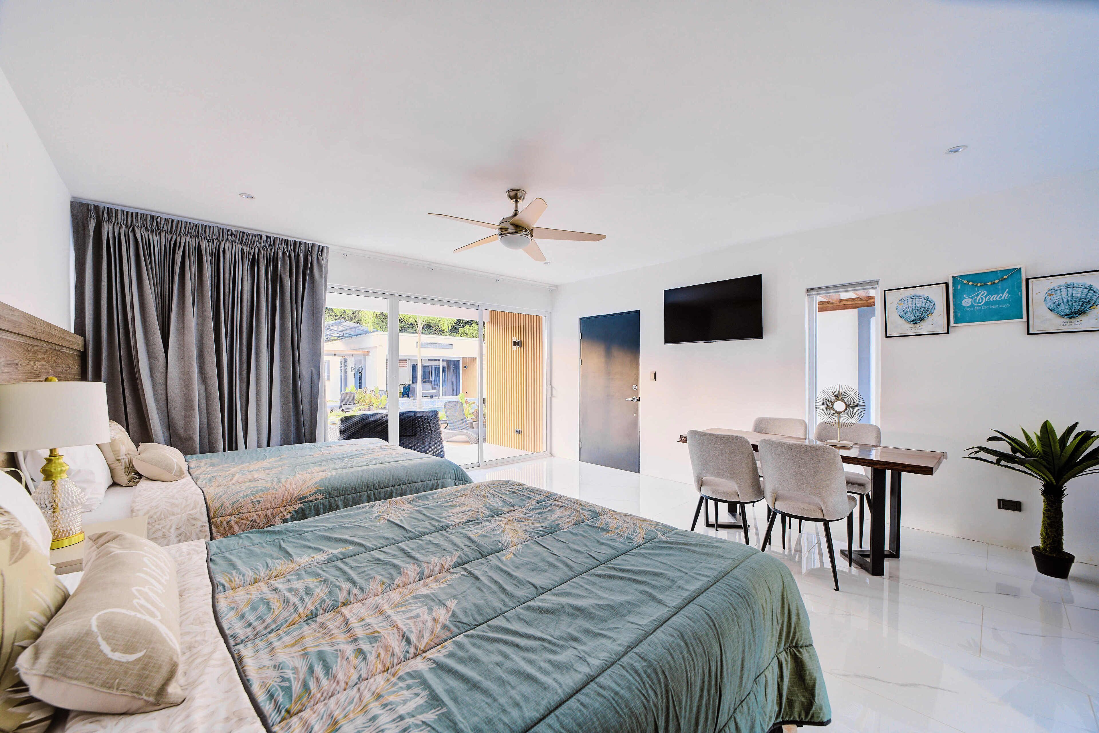 Vila Deluks, pemandangan kolam renang | 1 kamar tidur, selimut bulu angsa, brankas, dan tirai kedap cahaya