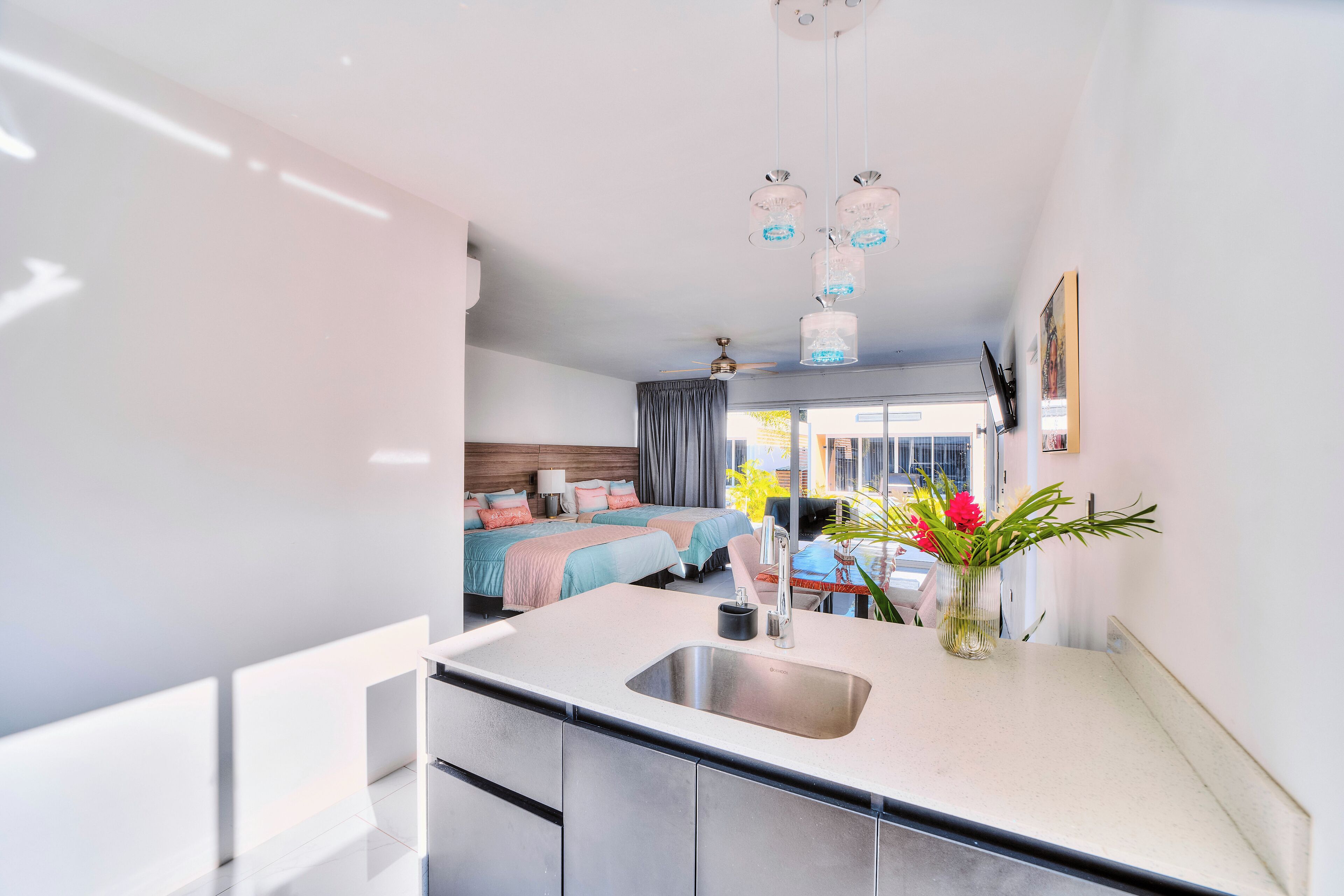 Villa Deluxe, vistas a la piscina | Cocina privada | Frigorífico, microondas, máquina de café espresso y cafetera o tetera