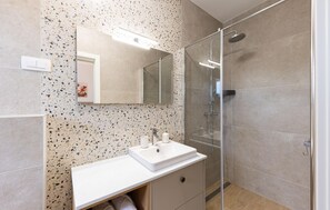 Shower - Luxurious home in Zadvarje (Zadvarje)