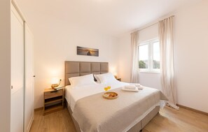 3 bedrooms, travel cot, free WiFi, bed sheets