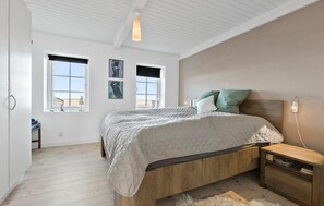 4 bedrooms, travel crib, free WiFi