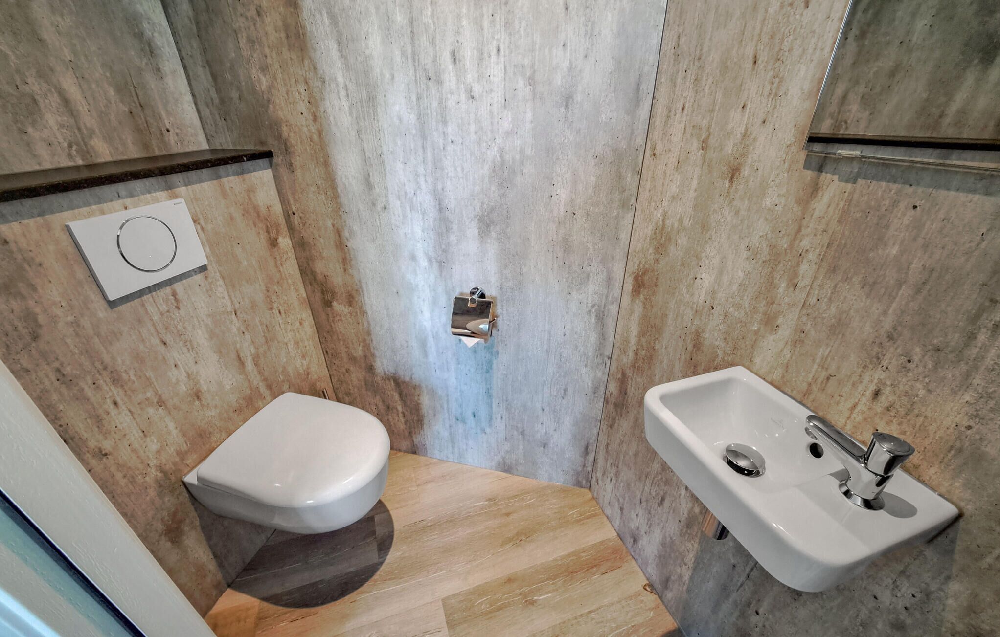 Ein Badezimmer mit Toilette, Bidet und Waschbecken.