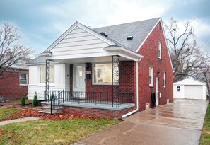 Exterior detail - Spacious 4-bedroom house in charming Allen Park with WiFi, AC (Allen Park)