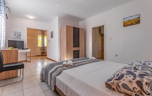 1 bedroom, free WiFi, bed sheets