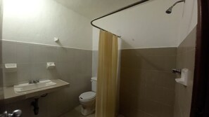 Regadera, toallas, papel de baño 