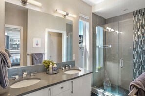 Shower, hair dryer, bidet, towels - Slofax House - Modern 2 Bedroom Home with Rooftop Hot Tub in Sloans Lake Denver (Denver)