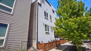 Unclassified image, 3 of 24, button - Slofax House - Modern Luxury Home with Rooftop Hot Tub in Sloans Lake Denver (Denver)